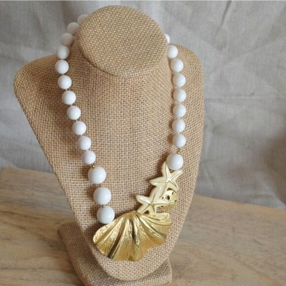 Vintage Statement Necklace with Beautiful Gold Plate Enamel Seashell Starfish - Picture 1 of 4